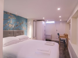 1 habitación, decoración personalizada y muebles diferentes