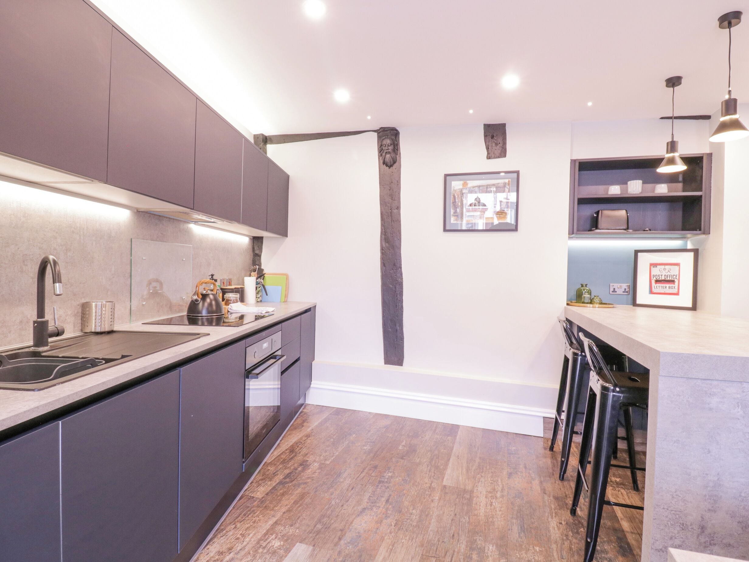 Réfrigérateur, lave-vaisselle, bouilloire électrique, grille-pain