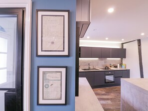 Tủ lạnh, máy rửa bát, ấm điện, lò nướng bánh mì