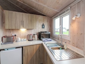 Réfrigérateur, bouilloire électrique, grille-pain