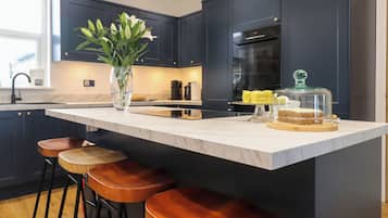 Fridge, dishwasher, cookware/dishes/utensils