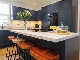 Fridge, dishwasher, cookware/dishes/utensils