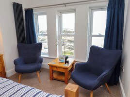 5 quartos, individualmente decorados, individualmente mobiliados