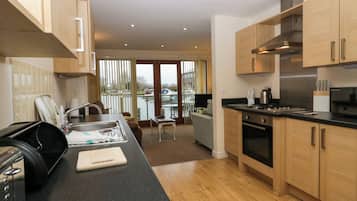 Fridge, dishwasher, electric kettle, cookware/dishes/utensils