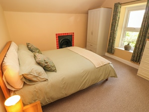 3 bedrooms, individually decorated, individually furnished, free WiFi - Suffolk House (Narberth)