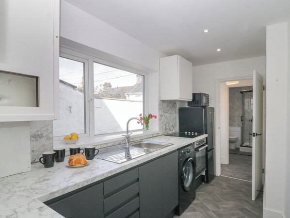 Fridge, electric kettle, toaster, cookware/dishes/utensils - Glenmore (Plymouth)