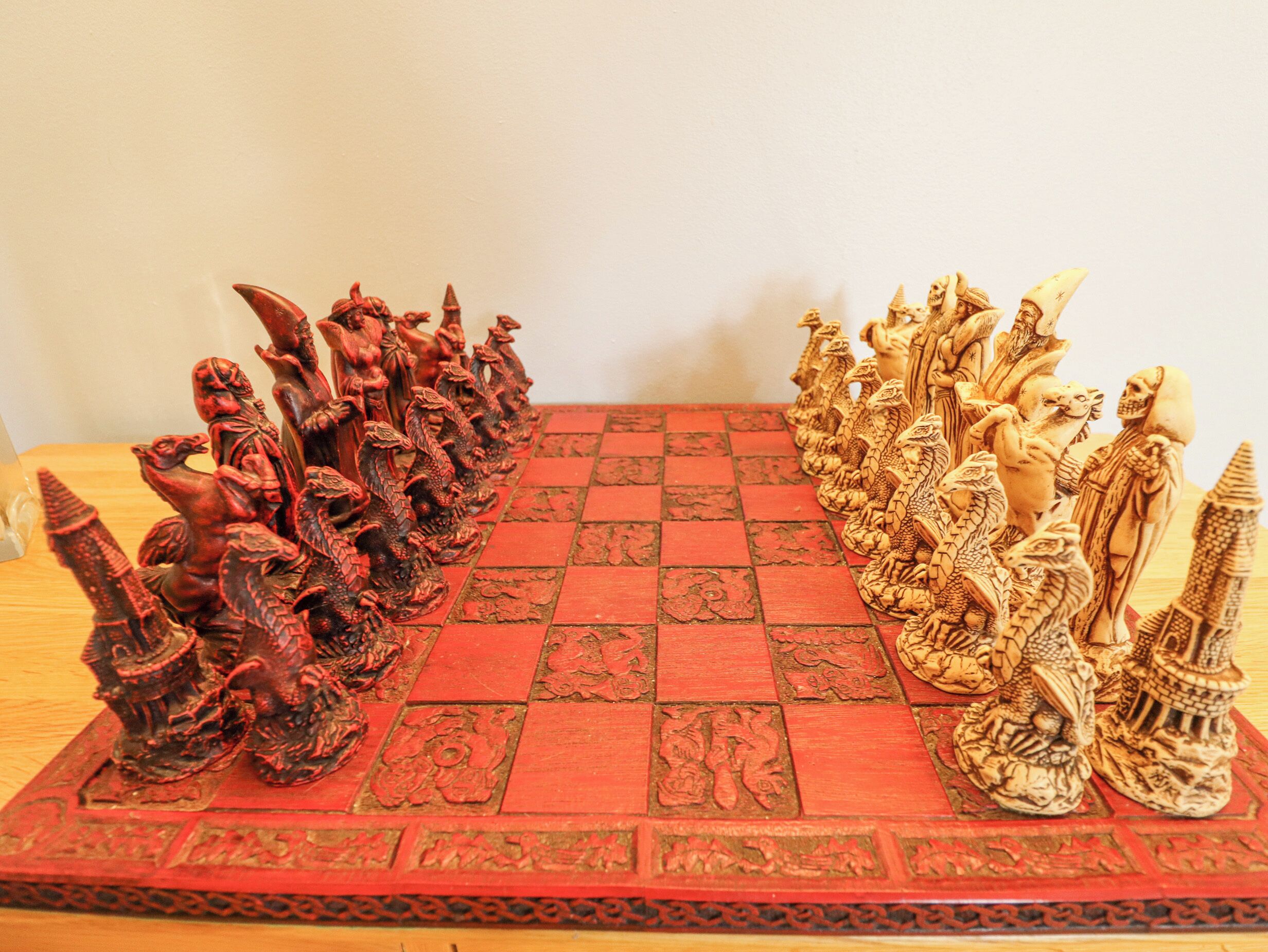 Un jeu d’échecs dont les pièces sont en bois et finement sculptées.