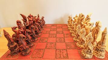 Un jeu d’échecs dont les pièces sont en bois et finement sculptées.
