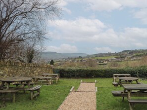 Outdoor dining - Twin Room (Stroud)