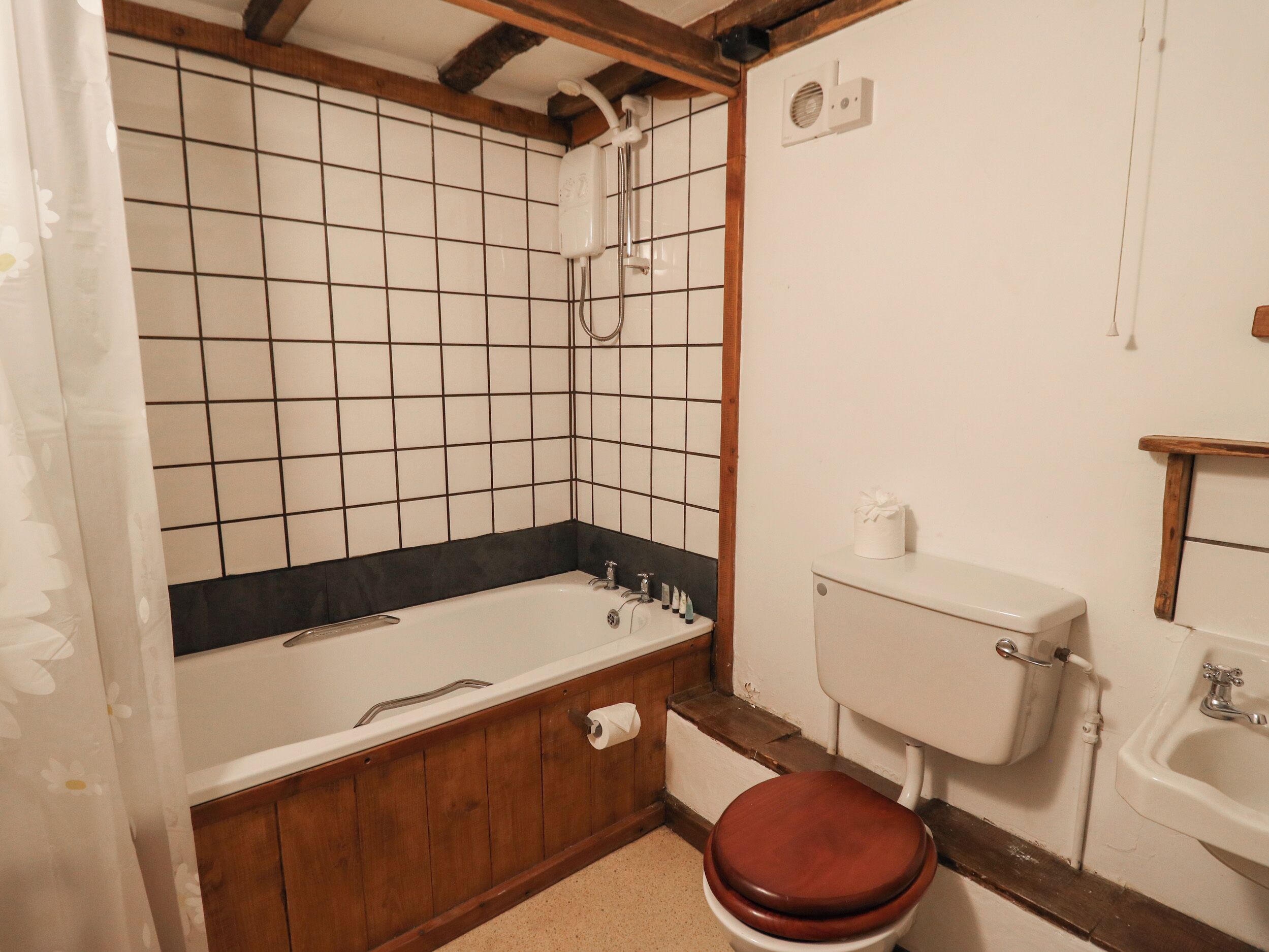Ein Badezimmer mit Badewanne, Toilette und Waschbecken.