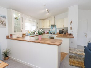 Fridge, dishwasher, electric kettle, cookware/dishes/utensils - The Sanctuary (Richmond)