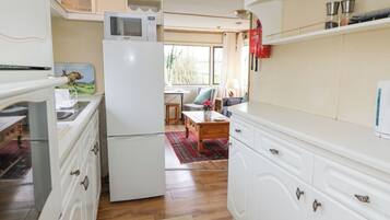 Refrigerador, tetera eléctrica, tostadora y utensilios de cocina