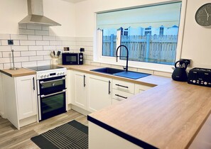 Een koelkast, een vaatwasser, een waterkoker, een broodrooster