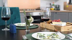 Una tavola imbandita con piatti, bicchieri e un centrotavola fiorito.