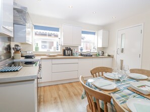 Lemari es, mesin pencuci piring, dan ketel listrik