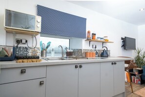 Cookware/dishes/utensils - Duck Tavern Annexe (Rhosgoch)