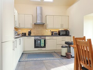 Diskmaskin, vattenkokare, brödrost och grytor/köksredskap