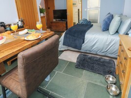 1 bedroom, individually decorated, individually furnished, free WiFi