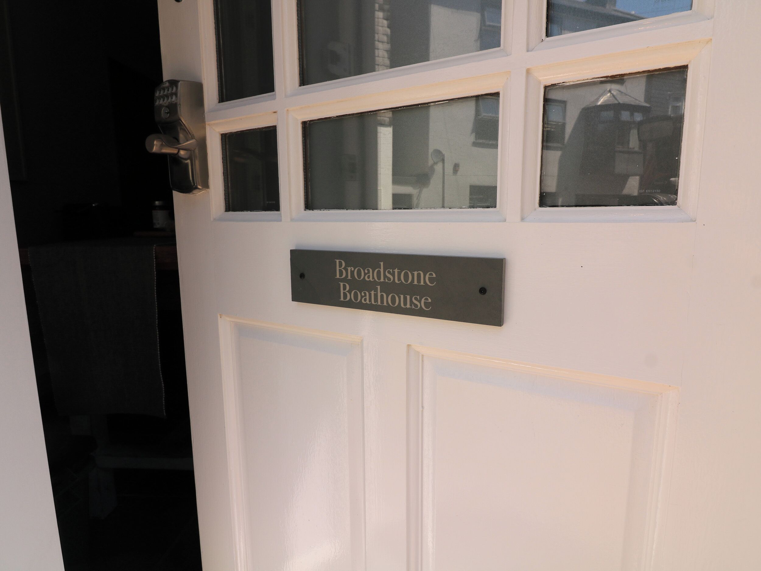 Eine Tür mit einem Schild, auf dem 