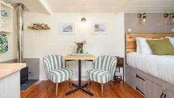 1 bedroom, individually decorated, individually furnished, free WiFi