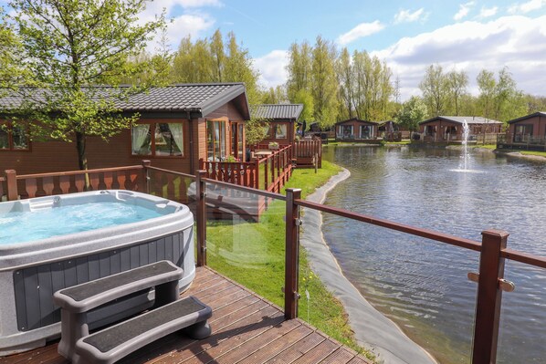 Outdoor spa tub - Coniston (Carnforth)