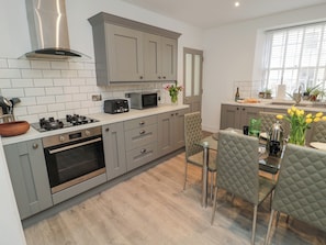 Fridge, dishwasher, electric kettle, toaster - The Old Factory House (Berwick-upon-Tweed)