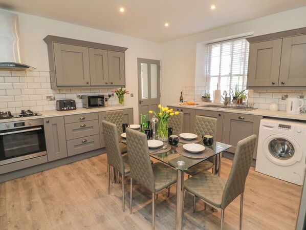 Refrigerador, lavavajillas, tetera eléctrica y tostadora