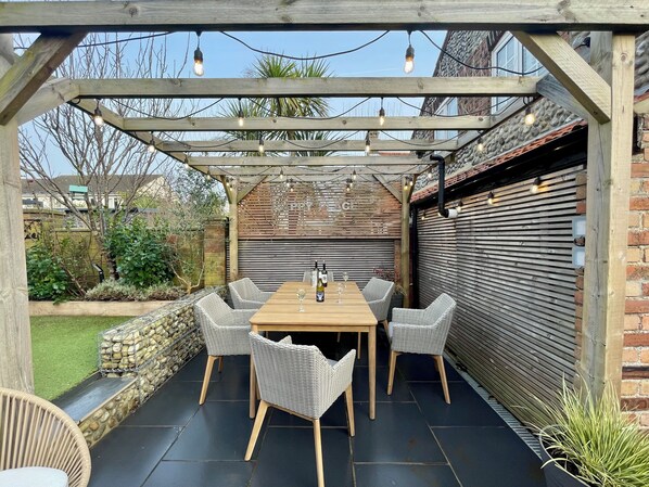 Outdoor dining - Happy Place (Sheringham)