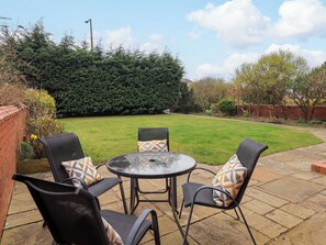 Cottage | Outdoor dining - Clifton Drive Apartment (Lytham St. Anne's)