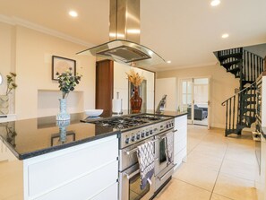 Fridge, electric kettle, toaster, cookware/dishes/utensils - Hardy's Way 34 (Canvey Island)