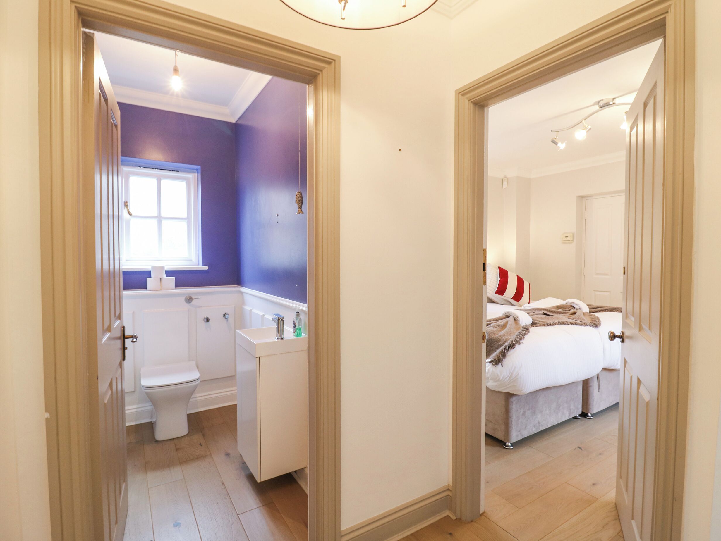 Ein Badezimmer mit Toilette, Waschbecken und Fenster.