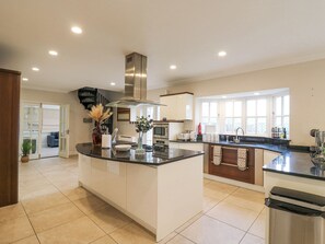 Réfrigérateur, bouilloire électrique, grille-pain