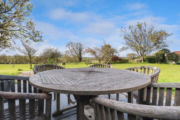 تناول الطعام بالخارج