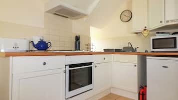Refrigerador, tetera/pava eléctrica, tostadora, utensilios de cocina