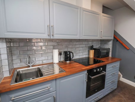 Refrigerador, tetera eléctrica, tostadora y utensilios de cocina