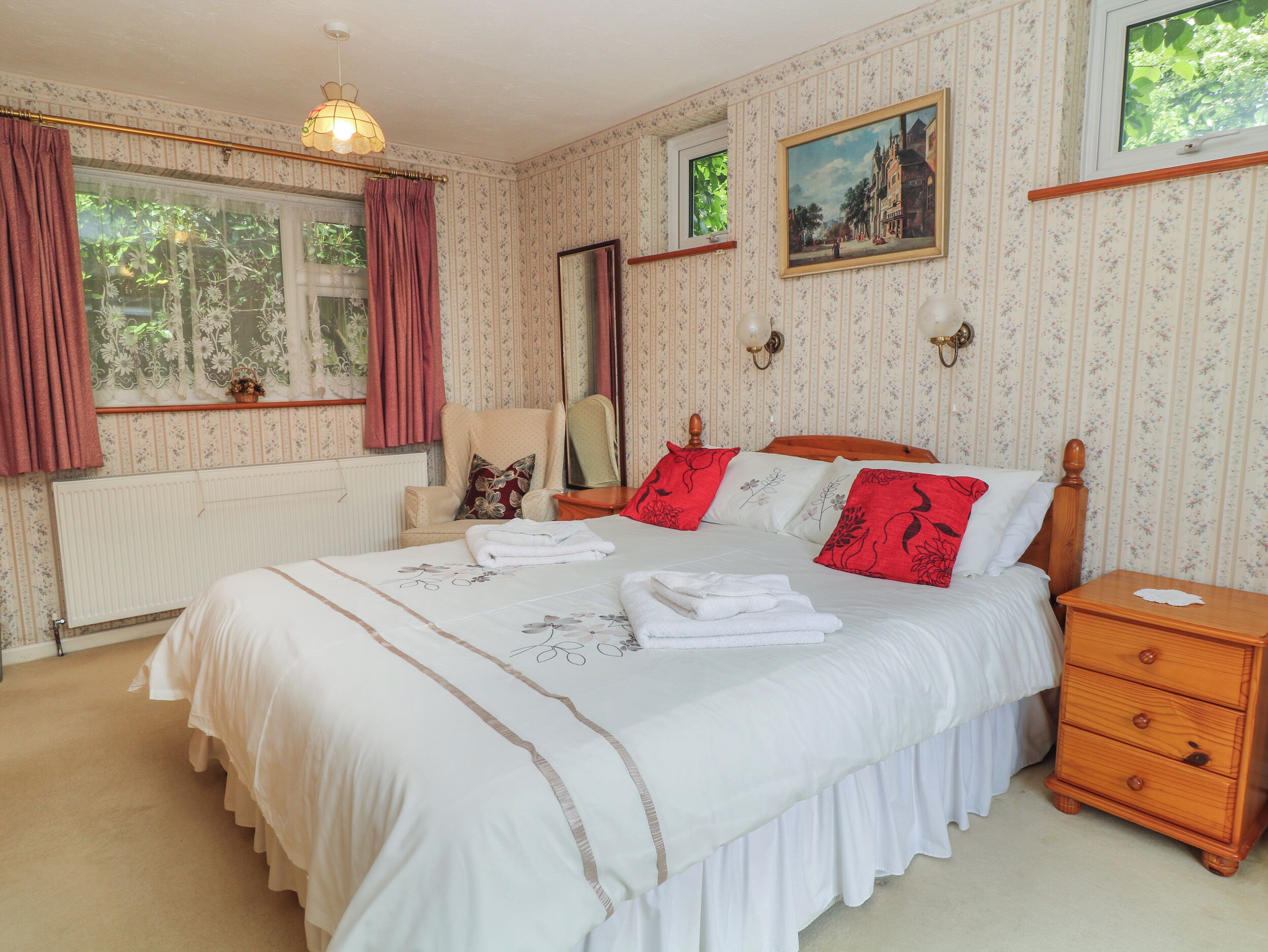 4 habitaciones, decoración personalizada y muebles diferentes 