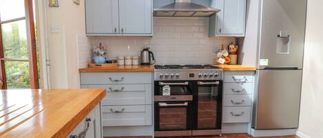 Geladeira, lava-louças, chaleira elétrica, torradeira