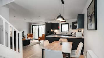 Fridge, dishwasher, toaster, cookware/dishes/utensils