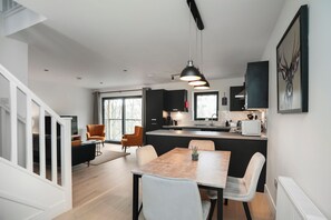 Fridge, dishwasher, toaster, cookware/dishes/utensils - The Wee Abode (Aberfeldy)