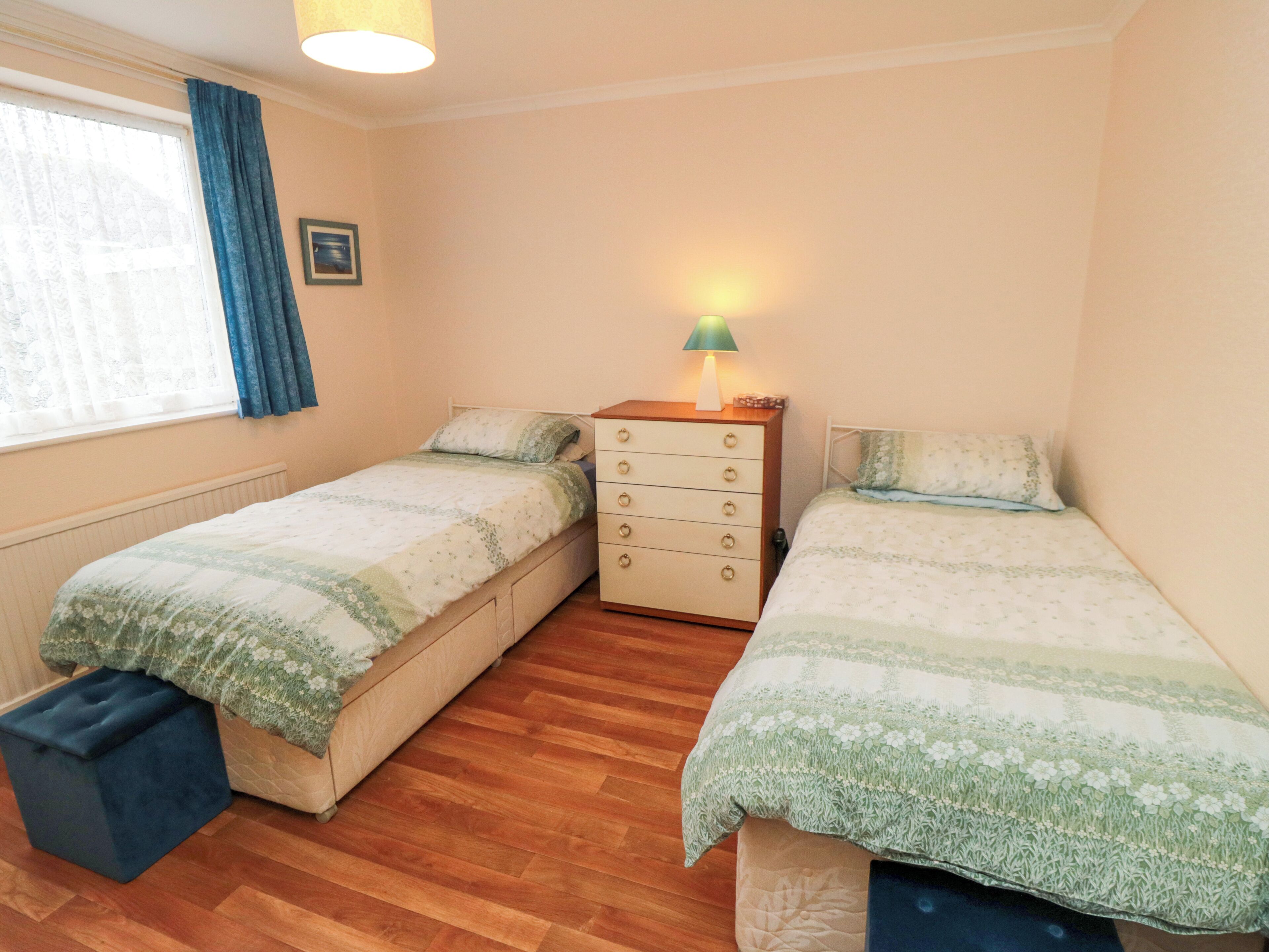 2 quartos, individualmente decorados, individualmente mobiliados