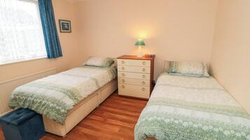 2 quartos, individualmente decorados, individualmente mobiliados