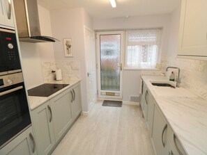 Fridge, dishwasher, electric kettle, cookware/dishes/utensils - Sycamore (Filey)