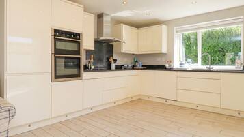 Fridge, dishwasher, cookware/dishes/utensils