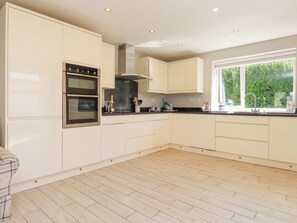 Kühlschrank, Geschirrspüler, Kochgeschirr/Geschirr/Besteck