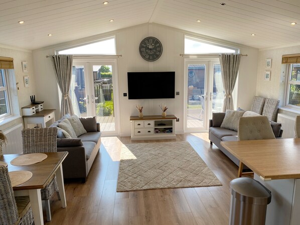 Living area - Lodge 18 - The Pines (Saltburn-by-the-Sea)