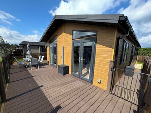 Outdoor dining - Lodge 18 - The Pines (Saltburn-by-the-Sea)