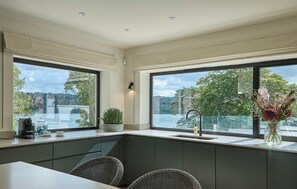 Cottage | Dapur pribadi | Lemari es, mesin pencuci piring, dan ketel listrik