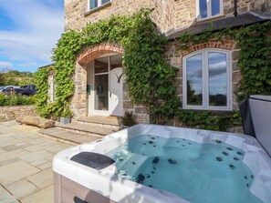 Outdoor spa tub - Tanat House (Oswestry)