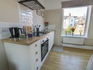 Fridge, dishwasher, electric kettle, toaster - Rhos Retreat No. 7 (Colwyn Bay)