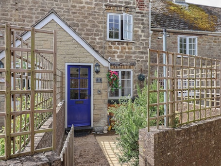 Exterior. Old Ropemakers Cottage